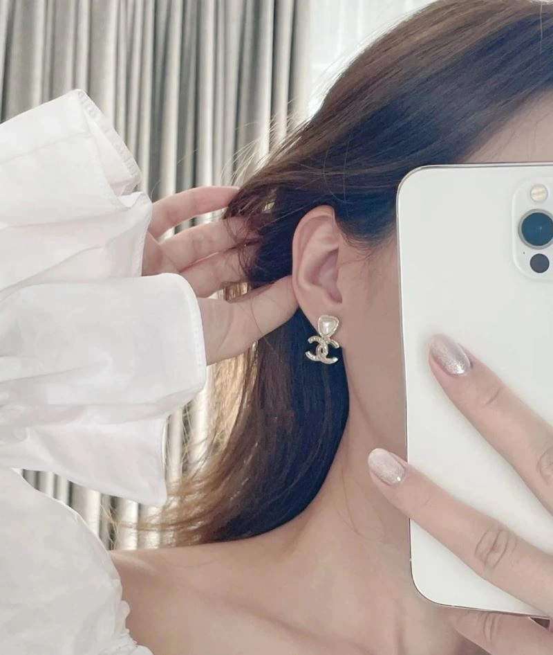 Comfortable Chanel Earrings 230248