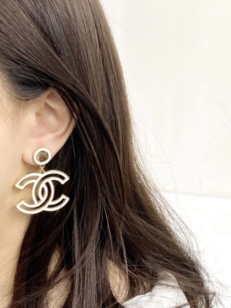 Compact Chanel Earrings 230148
