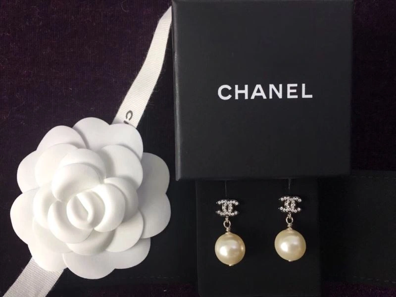 Unique Chanel Earrings 230153