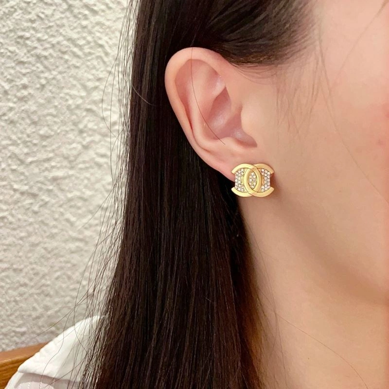 Lightweight Chanel Earrings 230044