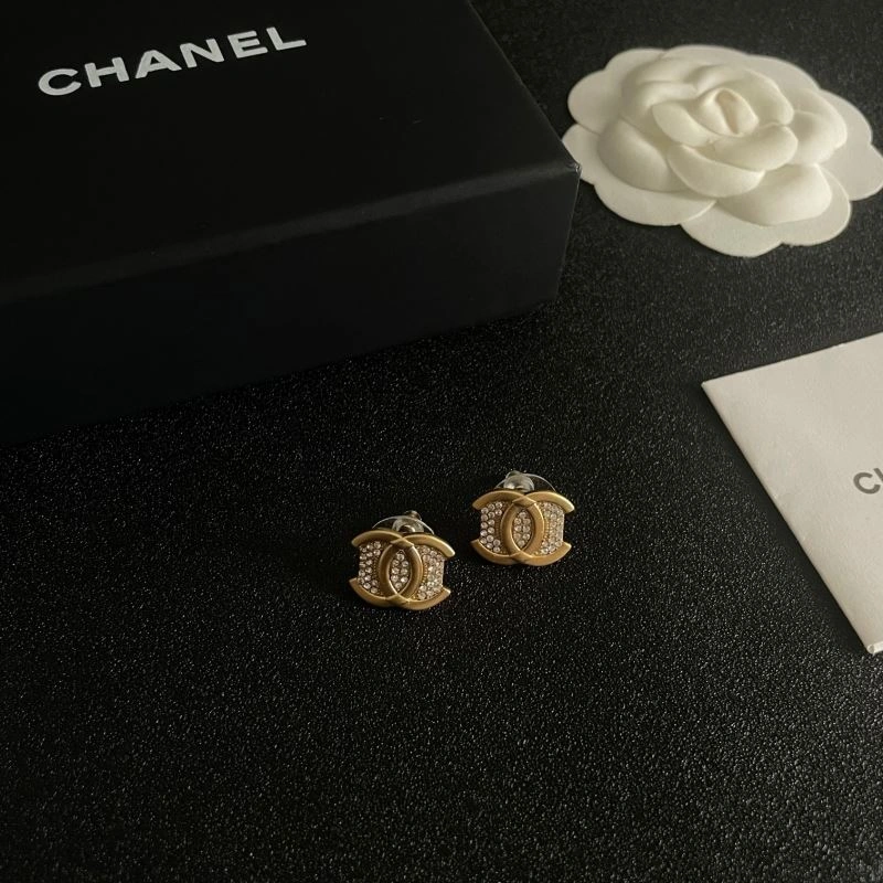 Lightweight Chanel Earrings 230044