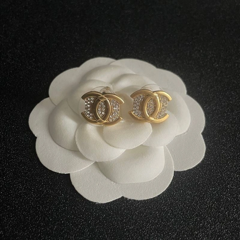 Lightweight Chanel Earrings 230044