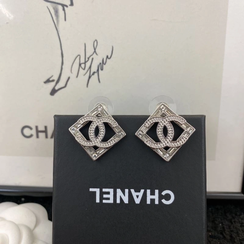 Chanel Earrings Bold 230003