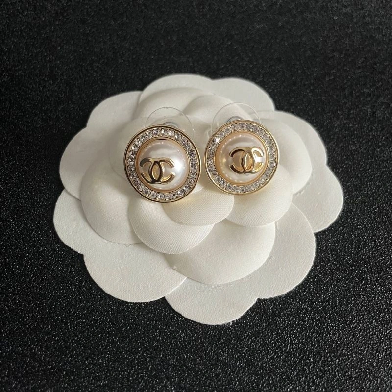 Sophisticated Chanel Earrings 229996