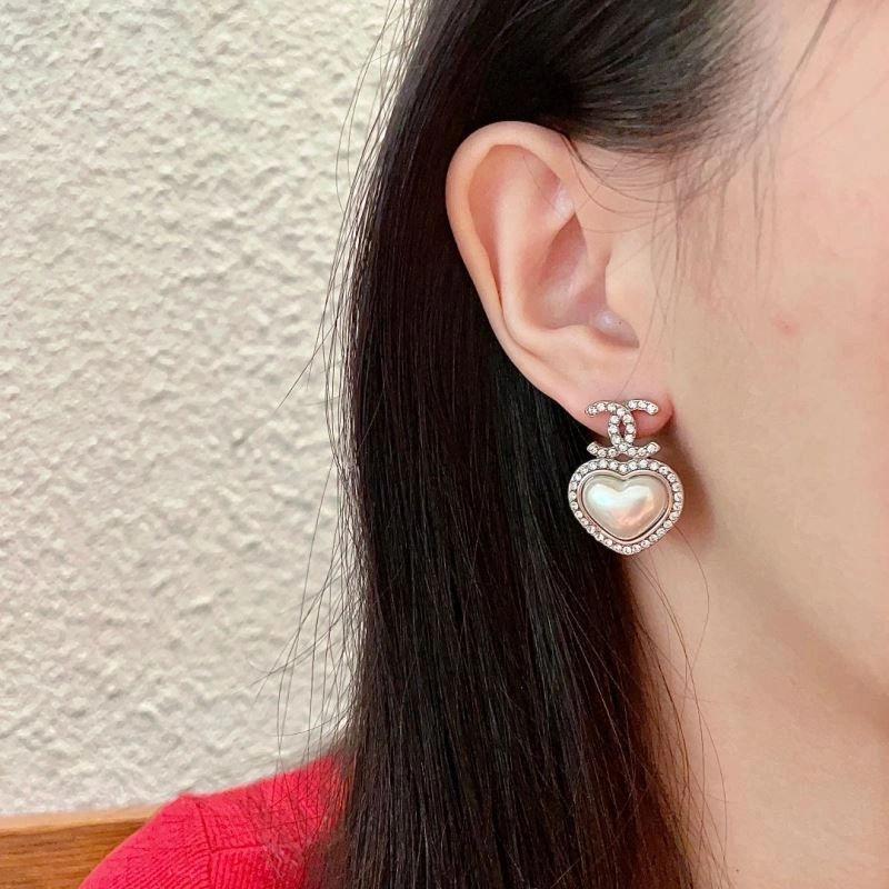 Sophisticated Chanel Earrings 229904
