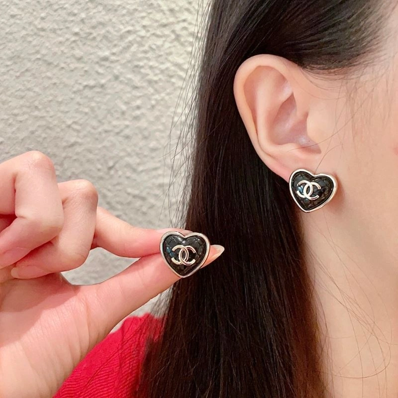 Lightweight Chanel Earrings 230000