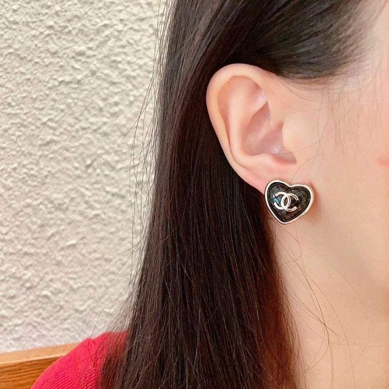 Lightweight Chanel Earrings 230000