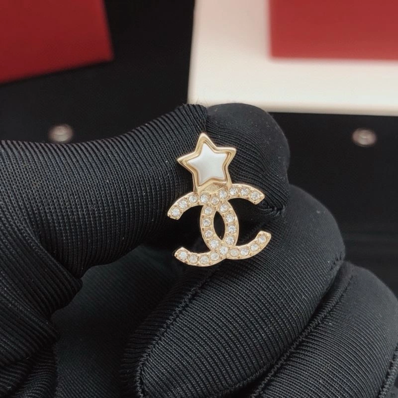 Comfortable Chanel Earrings 229870
