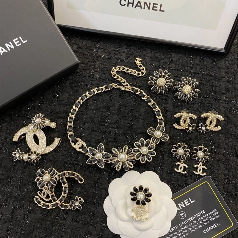 Lightweight Chanel Earrings 229716