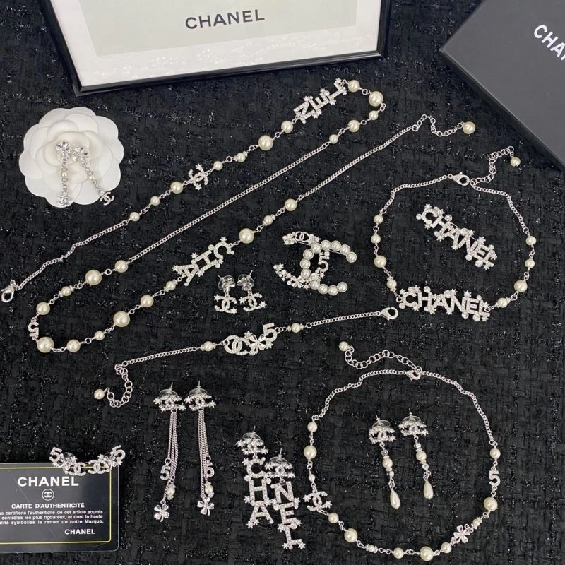 Chanel Earrings Comfortable 229700