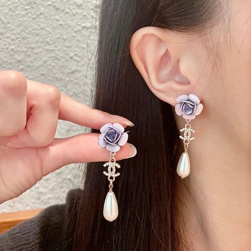 EyeCatching Chanel Earrings 228948