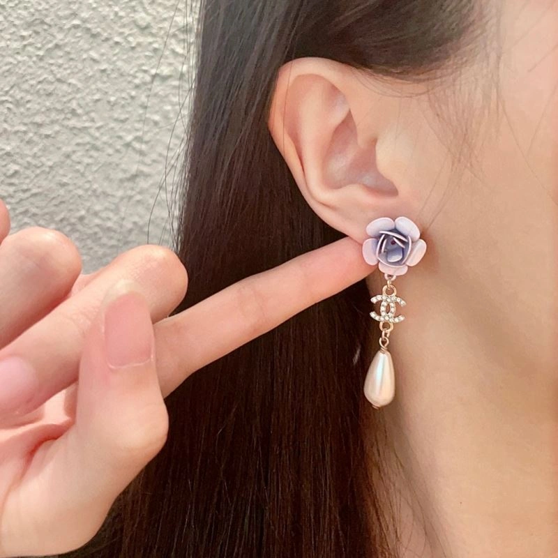 EyeCatching Chanel Earrings 228948