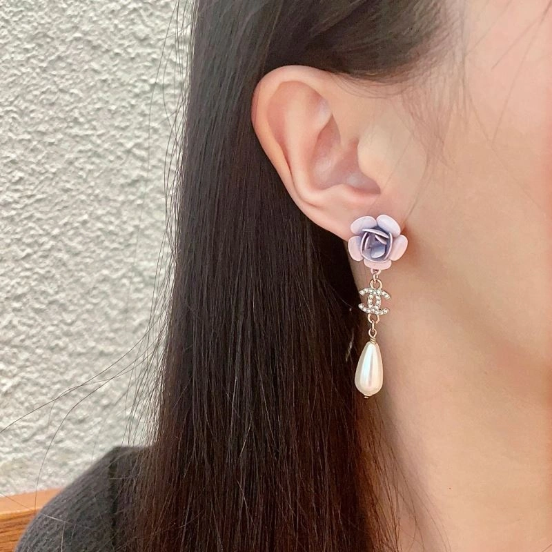 EyeCatching Chanel Earrings 228948