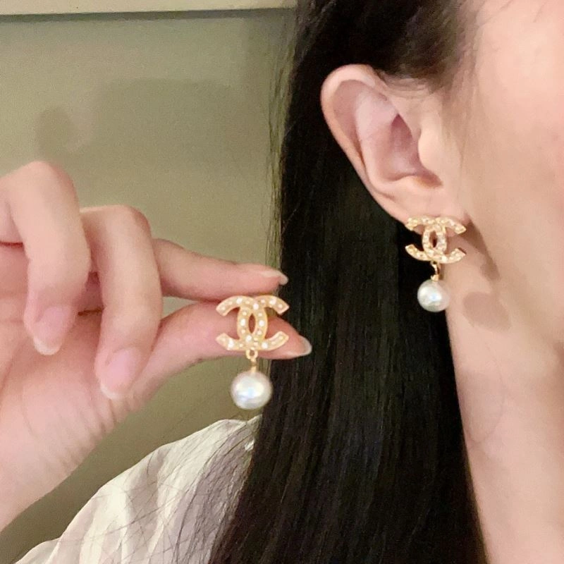 Comfortable Chanel Earrings 228926