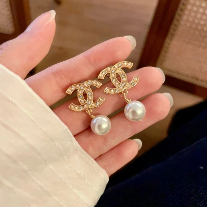 Comfortable Chanel Earrings 228926