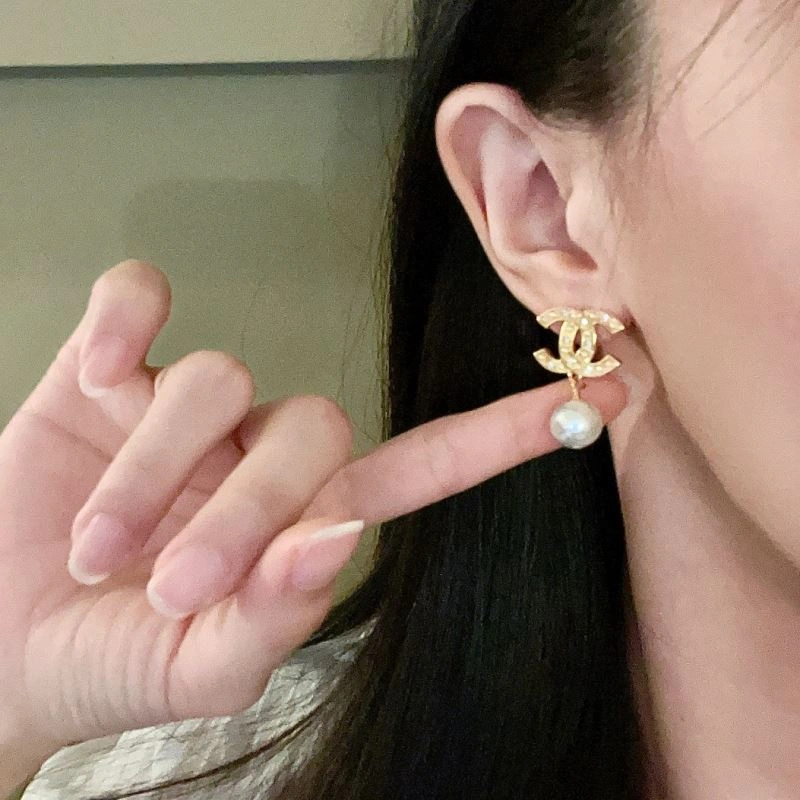 Comfortable Chanel Earrings 228926