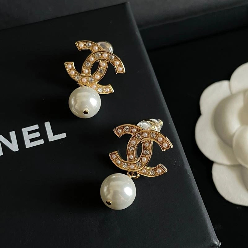Comfortable Chanel Earrings 228926