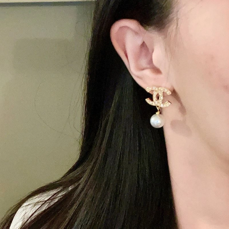 Comfortable Chanel Earrings 228926