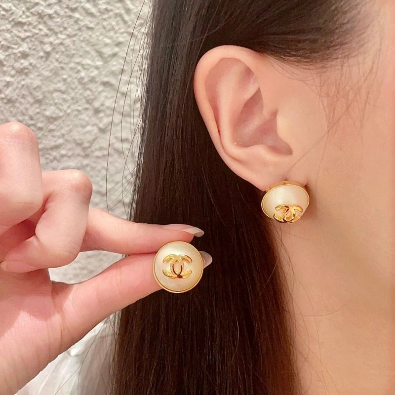Lightweight Chanel Earrings 228916