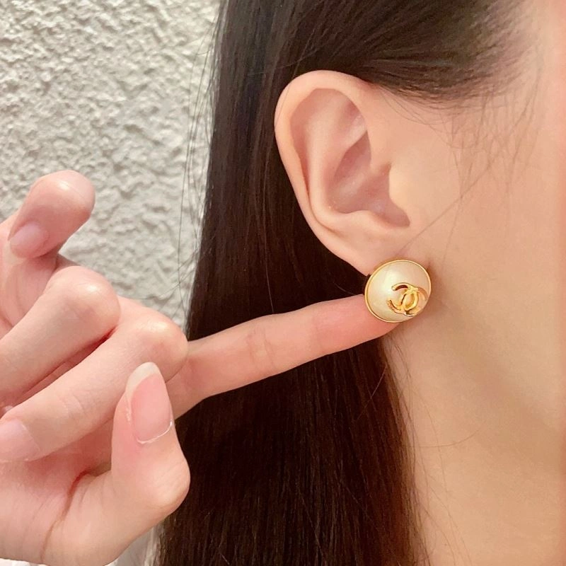 Lightweight Chanel Earrings 228916