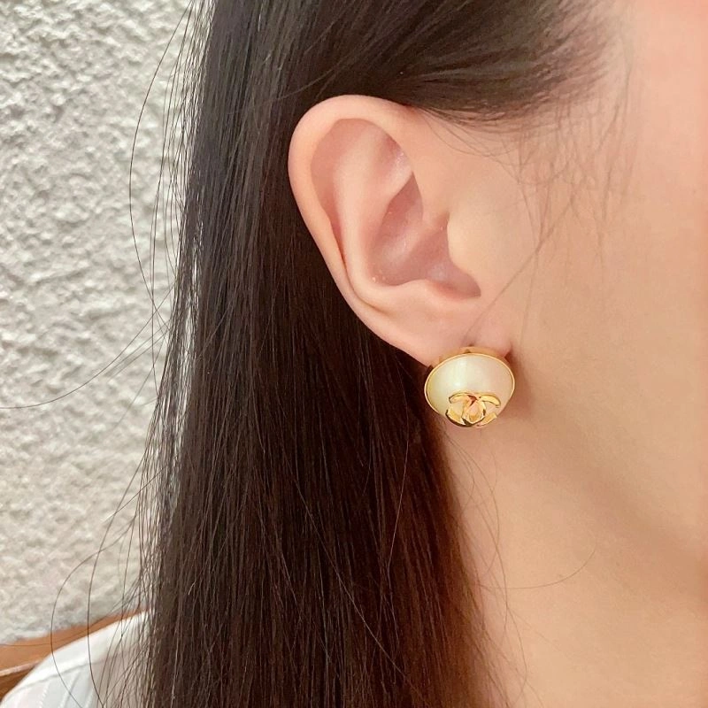 Lightweight Chanel Earrings 228916