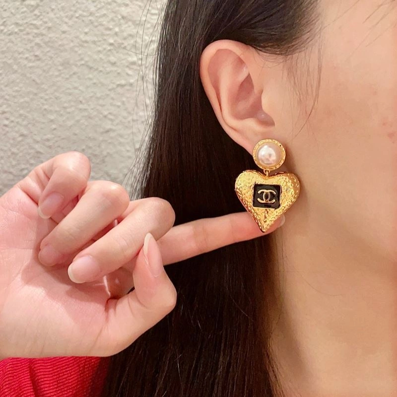 Sophisticated Chanel Earrings 228778