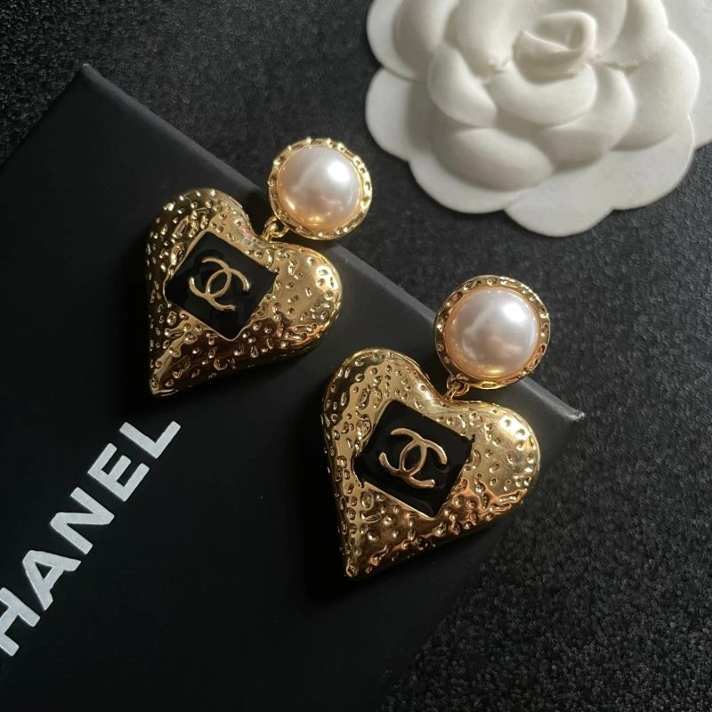 Sophisticated Chanel Earrings 228778