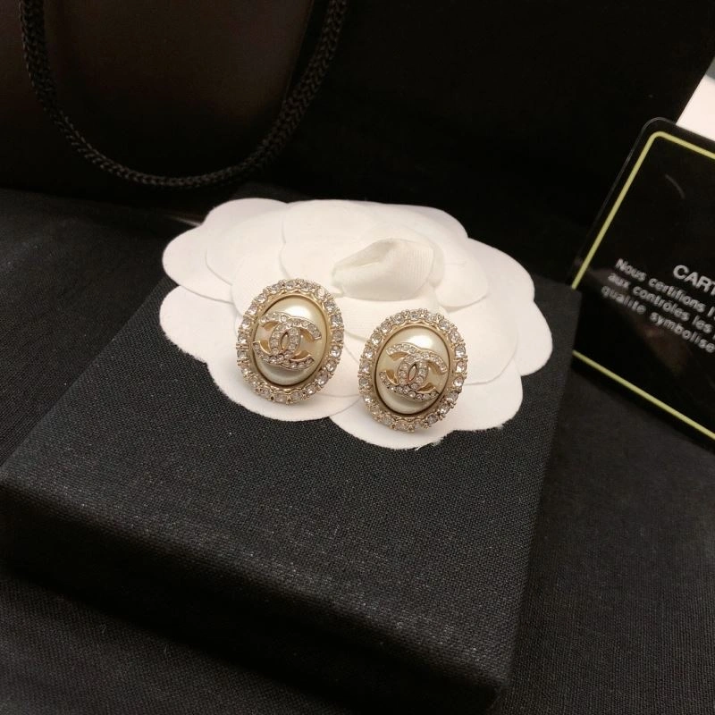 Comfortable Chanel Earrings 228729