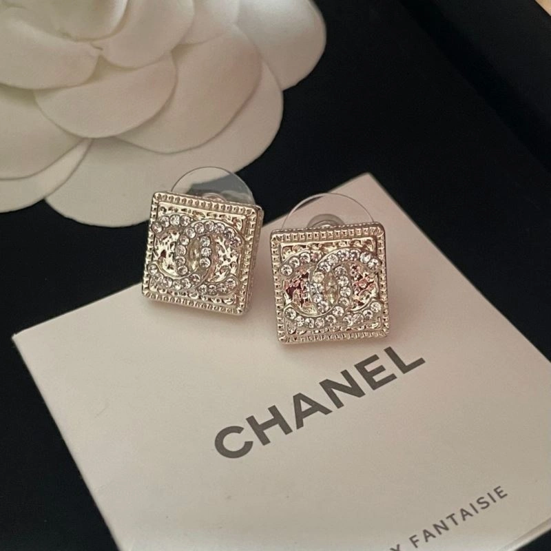 Lightweight Chanel Earrings 228755