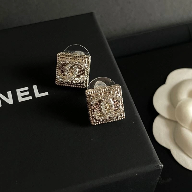 Lightweight Chanel Earrings 228755