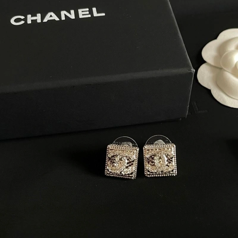 Lightweight Chanel Earrings 228755