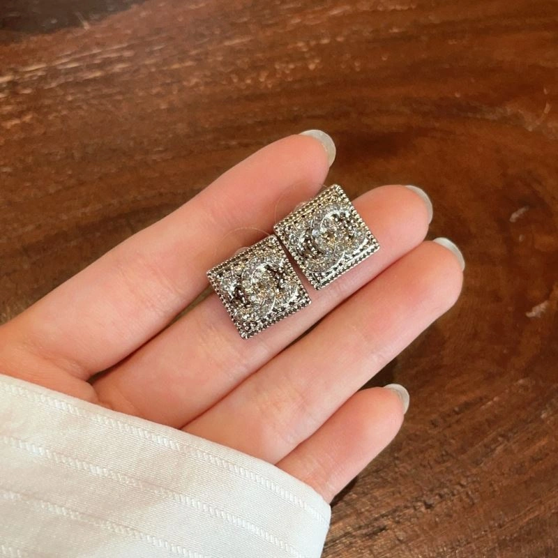 Lightweight Chanel Earrings 228755