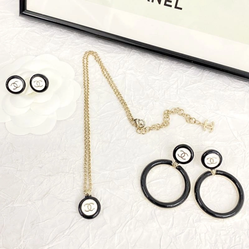Comfortable Chanel Earrings 228086