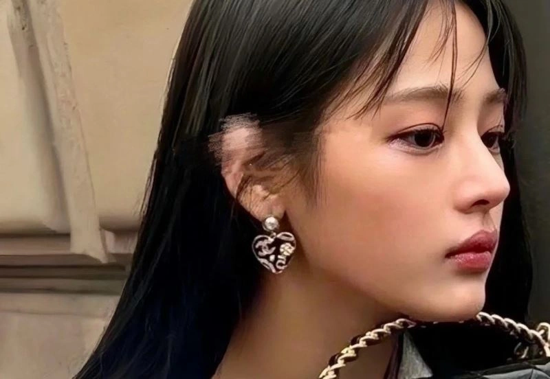 EyeCatching Chanel Earrings 228119