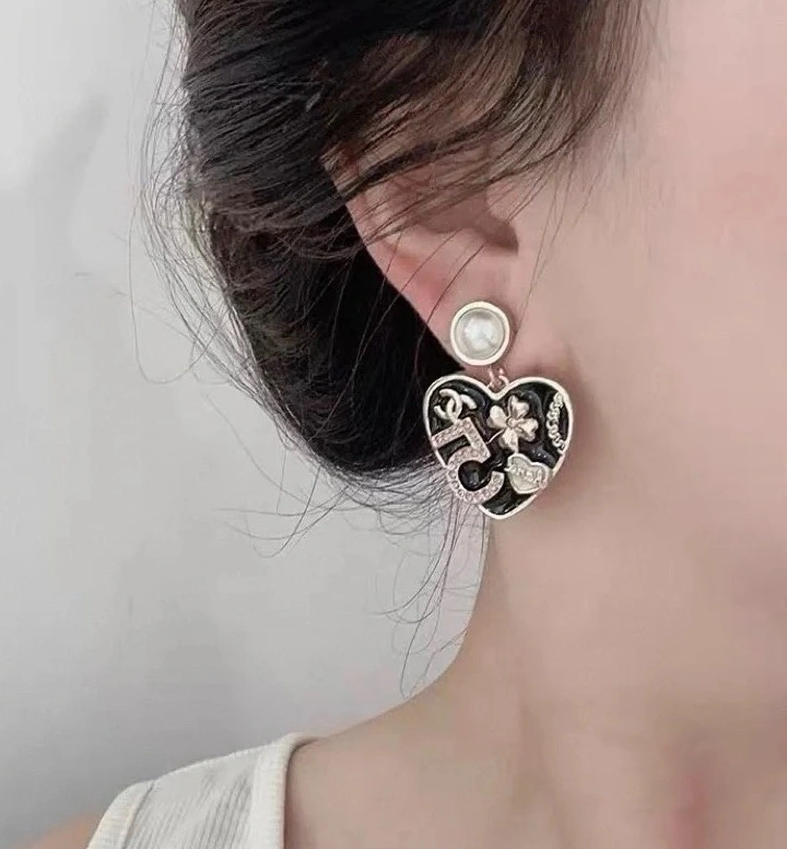 EyeCatching Chanel Earrings 228119