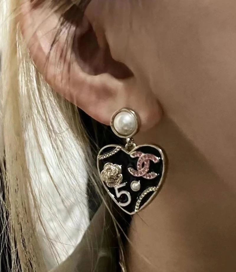 EyeCatching Chanel Earrings 228119
