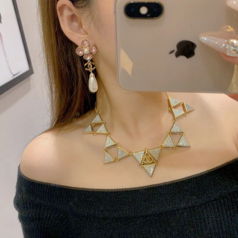 Comfortable Chanel Earrings 228042