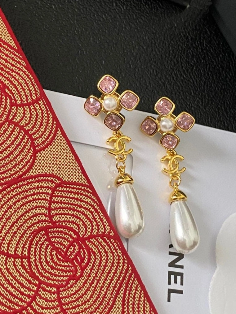 Comfortable Chanel Earrings 228042