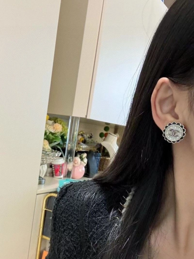 Reliable Chanel Earrings 227865