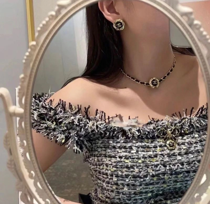 Comfortable Chanel Earrings 227623