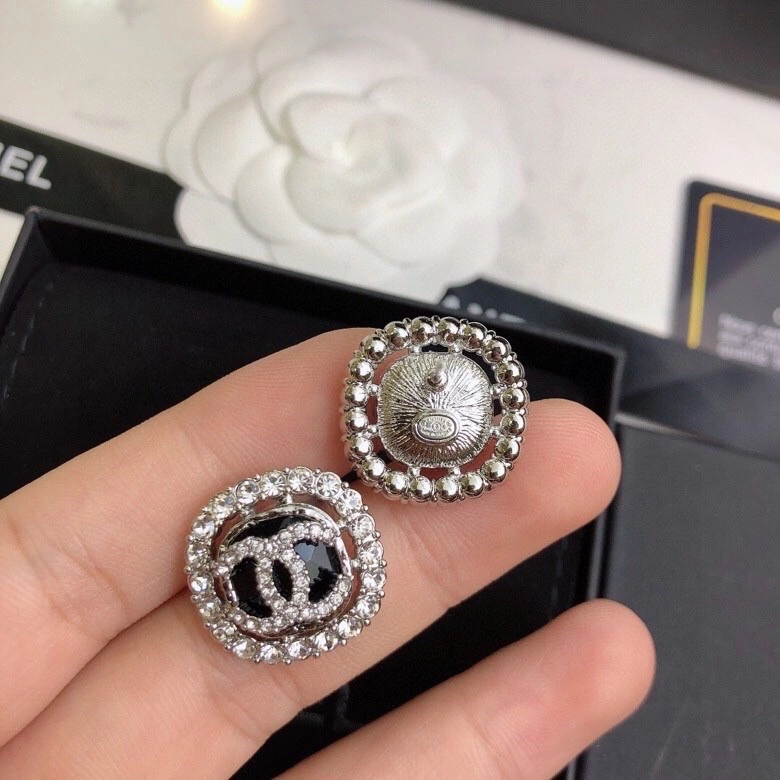 Comfortable Chanel Earrings 226218