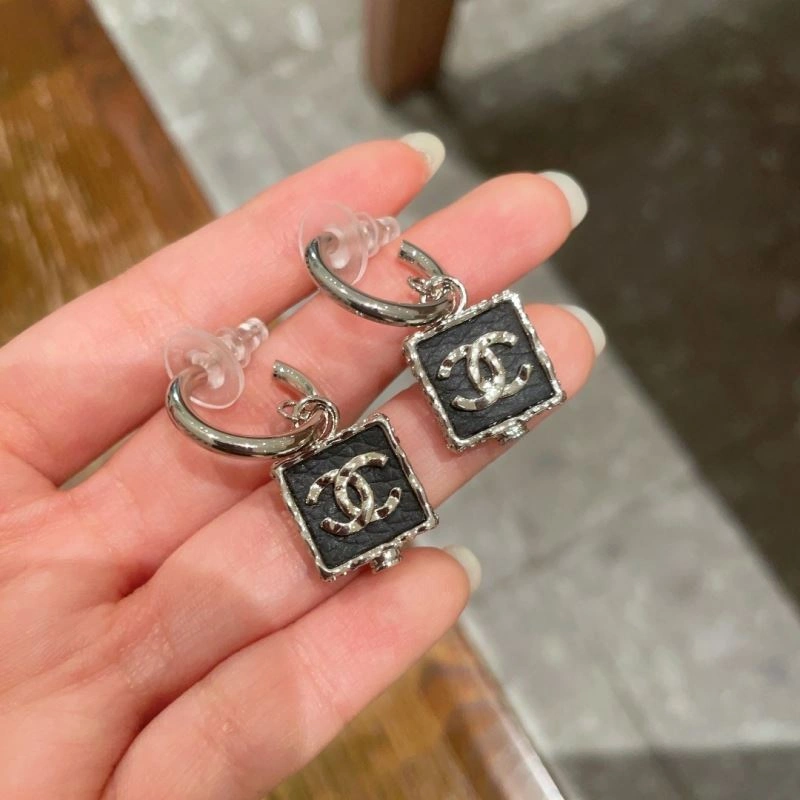 Elegant Chanel Earrings 226194