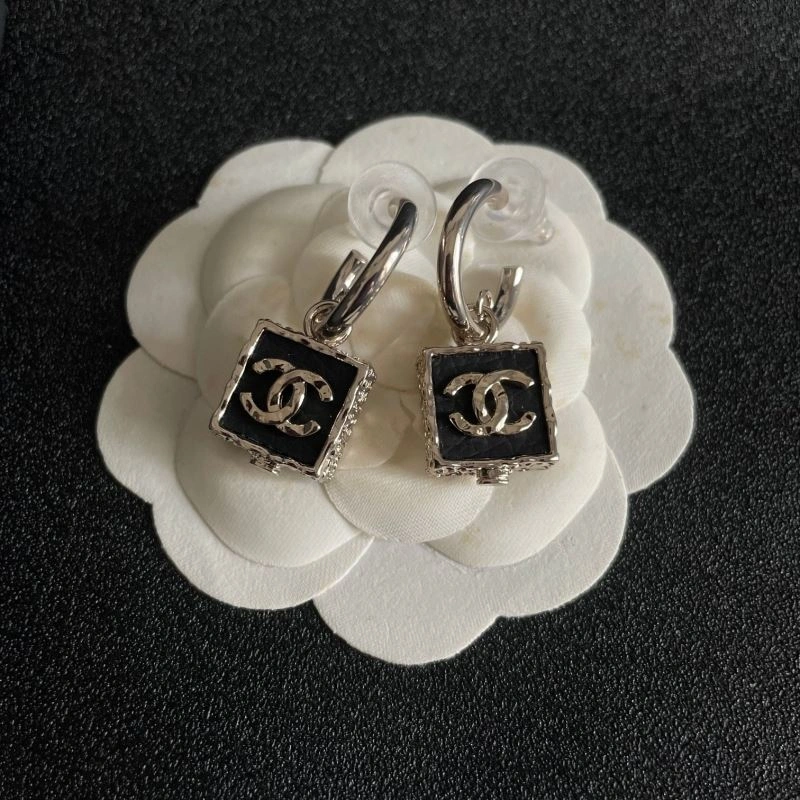Elegant Chanel Earrings 226194