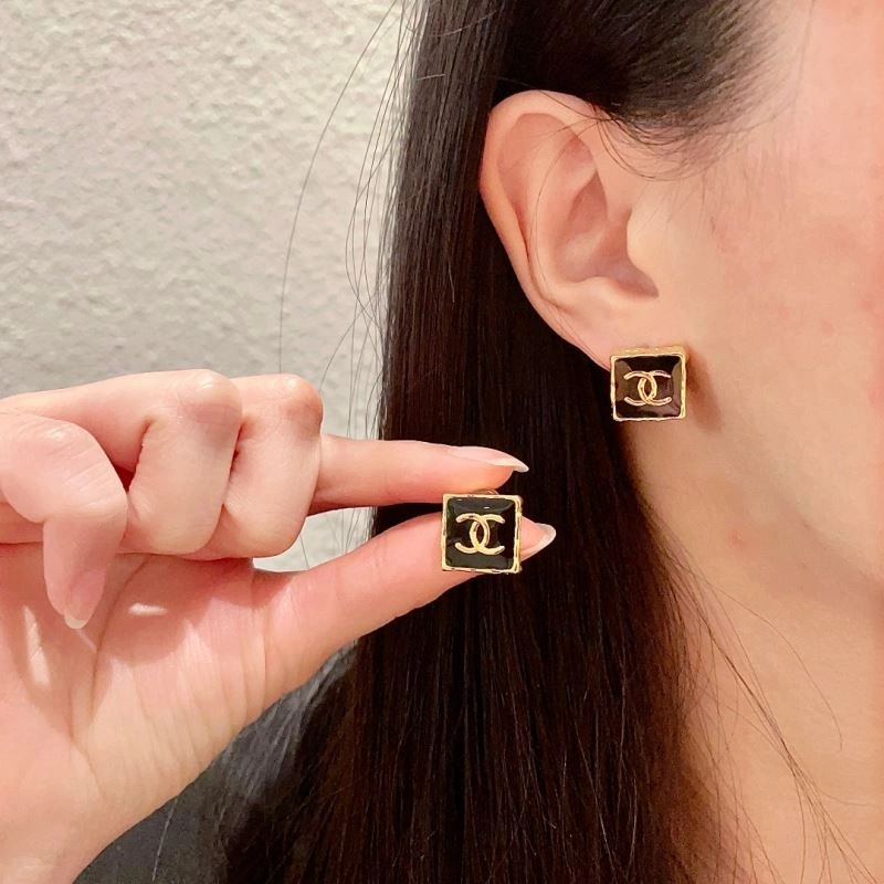 Lightweight Chanel Earrings 226141