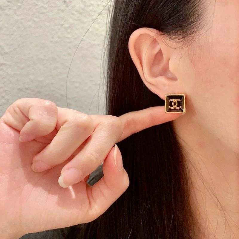Lightweight Chanel Earrings 226141