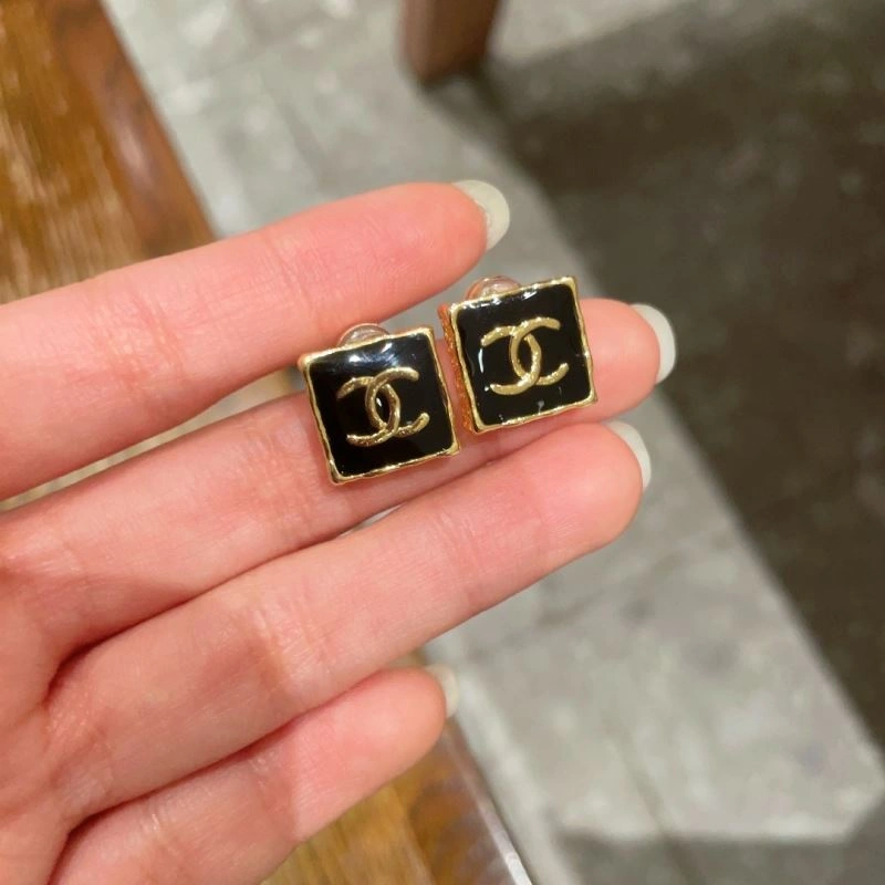 Lightweight Chanel Earrings 226141