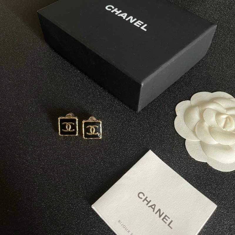 Lightweight Chanel Earrings 226141