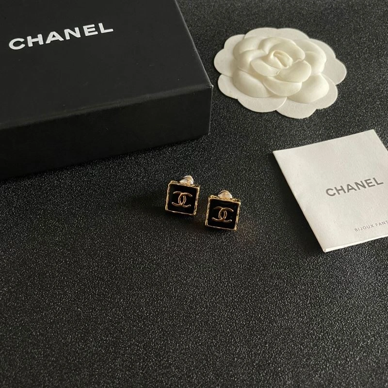 Lightweight Chanel Earrings 226141