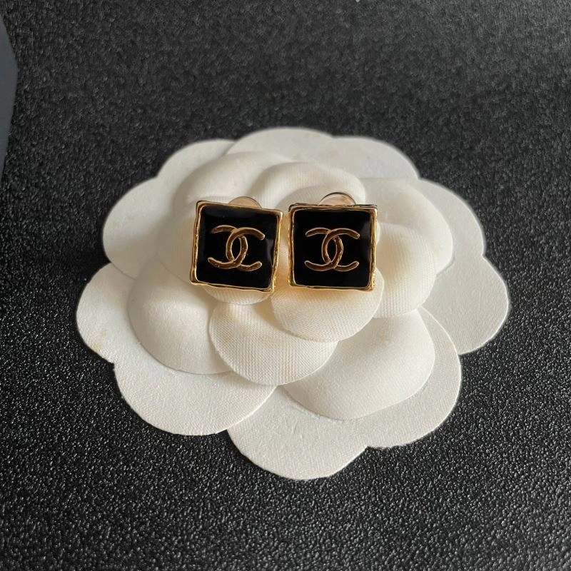 Lightweight Chanel Earrings 226141