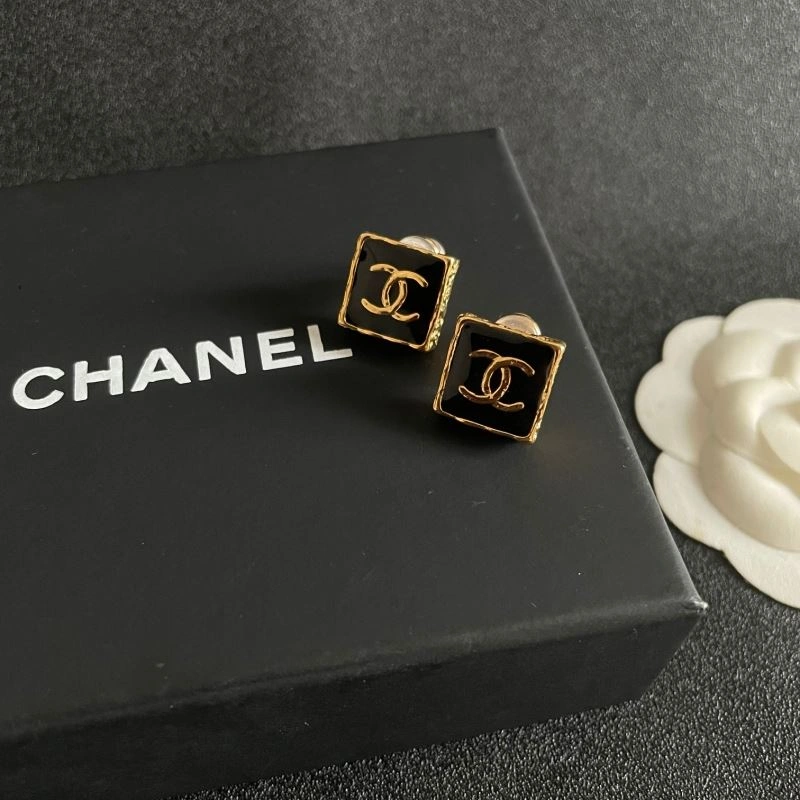 Lightweight Chanel Earrings 226141